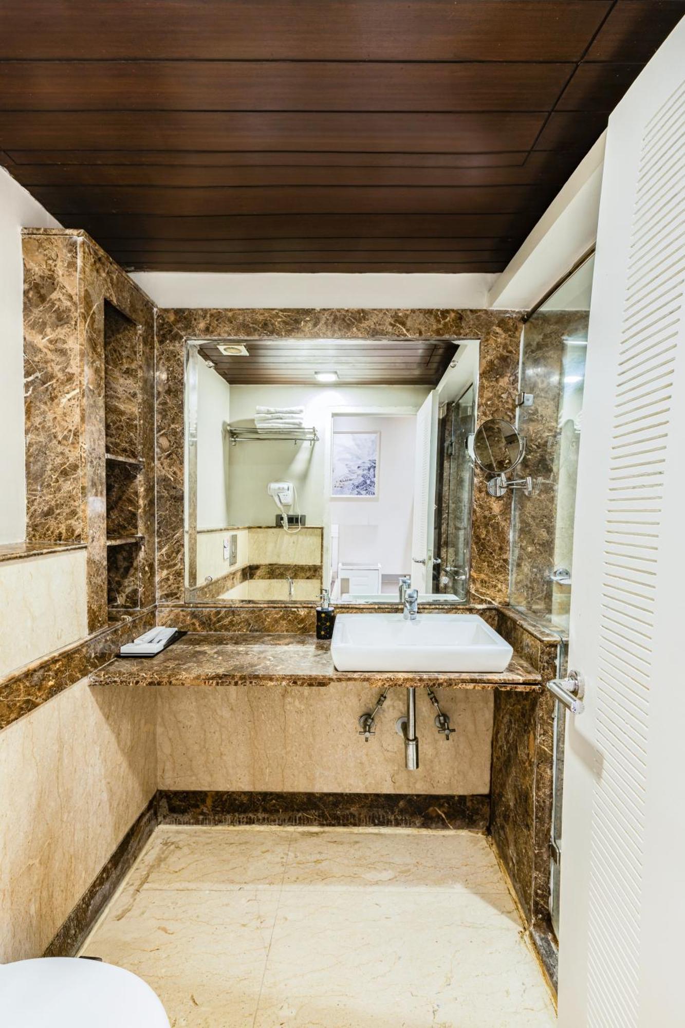 Skon Boutique By Orion Hotels Neu-Delhi Exterior foto